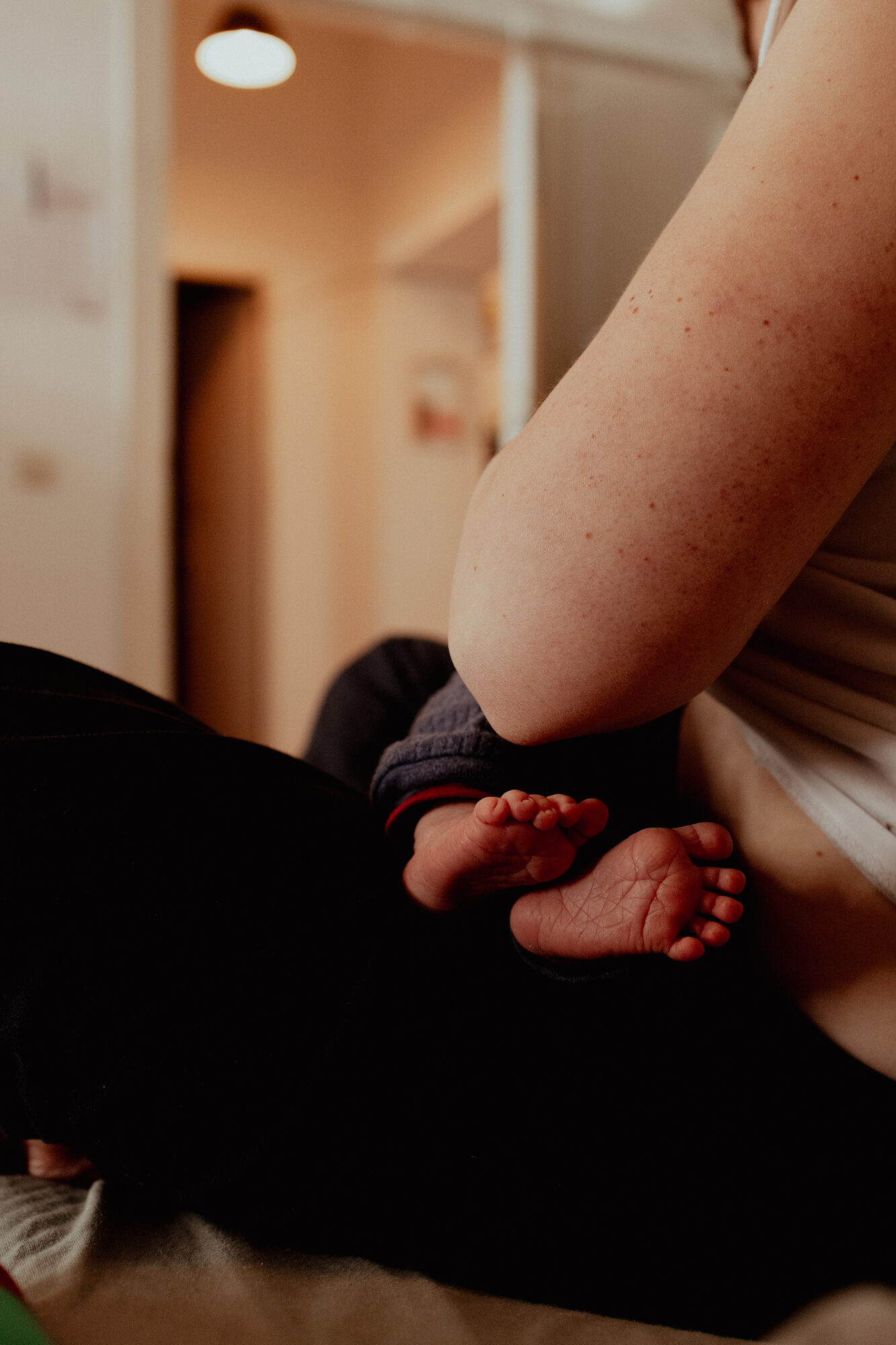 Babyfüße im Wochenbett